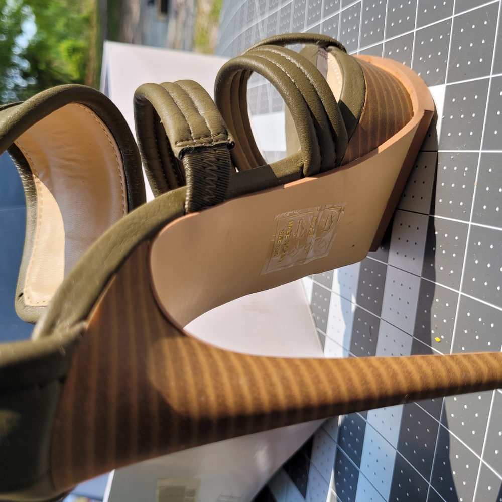 Sophia & Lee Olive Heeled Shoes with Interlaced Straps - Picture 9 of 11